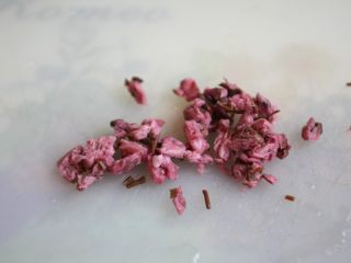 樱花饭团,将樱花切成碎末。