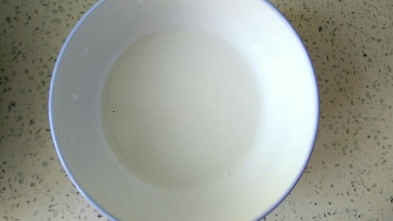 蒜苔木耳炒鸡蛋,两勺淀粉加入适量清水调成淀粉汁