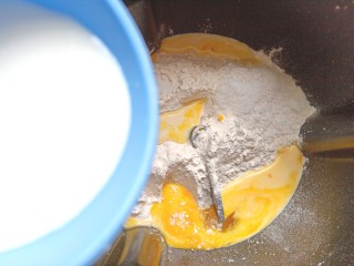 汉堡胚,除黄油，其它材料全部放入和面机中，和成面团，加入软化黄油继续和面
