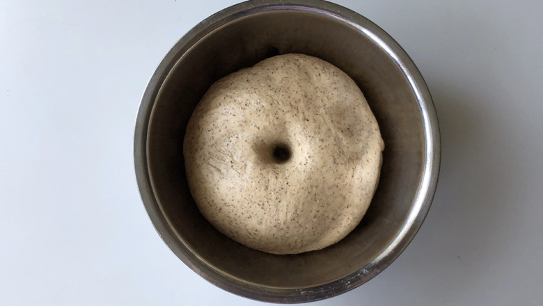 红糖黑麦养生面包,面团发质2.5倍大，用手指沾面粉在面团中间戳一个洞，指洞不塌陷轻微回缩即发酵好了。