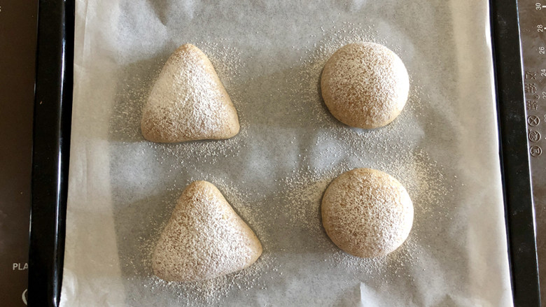红糖黑麦养生面包,然后再面包胚表面筛上一层面粉。