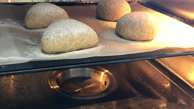 红糖黑麦养生面包,然后放入蒸箱开始二次发酵，建议35°，30分钟。