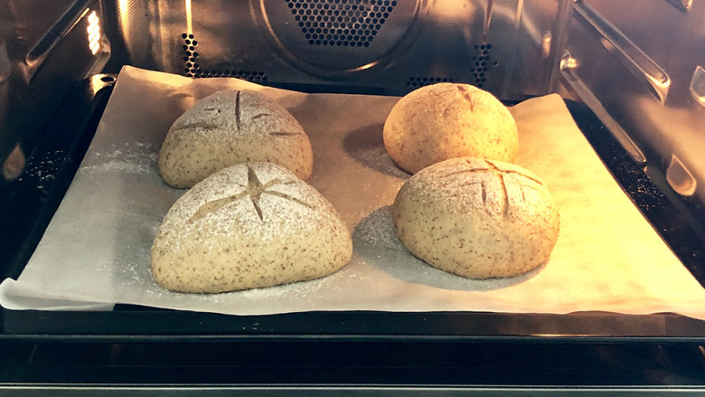 红糖黑麦养生面包,烤箱预热180度，把面包胚放入中层烤制20分钟。