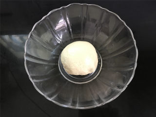 玉米粉荷叶饼,准备好材料后，2克酵母用105水融化，玉米粉和面粉混合均匀后慢慢加入酵母水揉成光滑的面团。