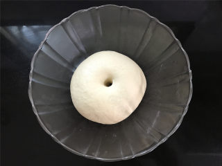 玉米粉荷叶饼,把揉好的面团放温暖处进行发酵，至两倍大，手指蘸粉插入面粉中不回缩，不塌陷，发酵完成。