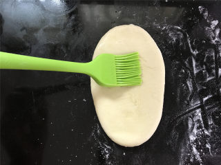 玉米粉荷叶饼,然后用刷子蘸少许油，刷在面片上。