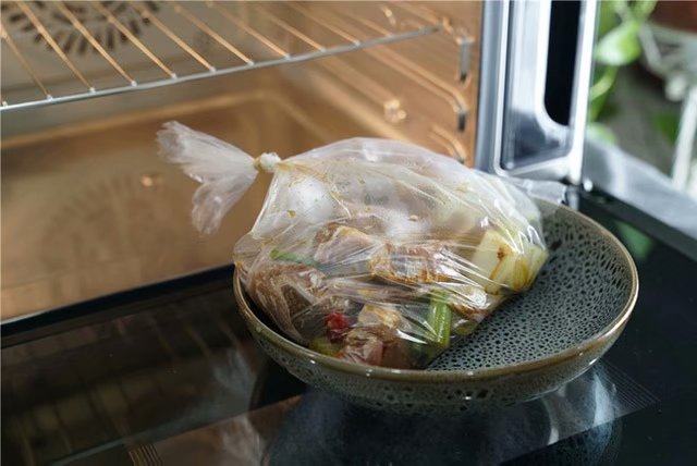 神奇的味道——藤椒烤肉,拌好之后入保鲜袋，再入味数小时。