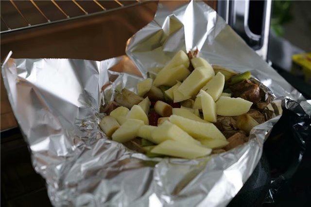 神奇的味道——藤椒烤肉,入味好之后，将腌制好的羊排码放在锡纸里，然后再切一个土豆配在一起。