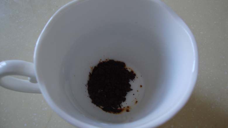 花式咖啡：卡布奇诺,在杯中加一小匙咖啡粉