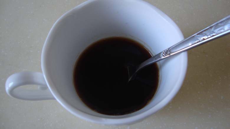 花式咖啡：卡布奇诺,用热水冲开至杯子的1/3