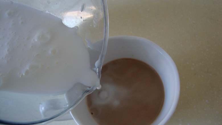 花式咖啡：卡布奇诺,倒入1/3热牛奶