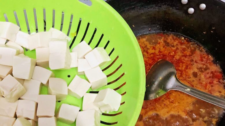 麻婆豆腐,锅中沸腾后将豆腐倒入锅中，小火🔥煮至沸腾
