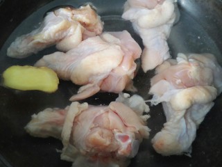 红烧土豆鸡翅根,鸡翅根上面划上几道以便更入味，然后放入锅内焯水