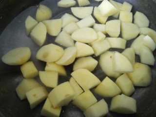 红烧土豆鸡翅根,土豆焯下水这样煮起来更容易熟