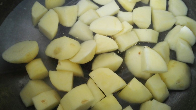 红烧土豆鸡翅根,土豆焯下水这样煮起来更容易熟