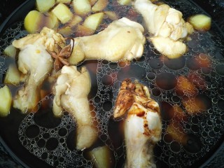 红烧土豆鸡翅根,加入适量清水和茴香开始炖煮