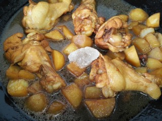 红烧土豆鸡翅根,煮致汁稍微收干加一块冰糖少许盐调味，改小火慢炖收汁
