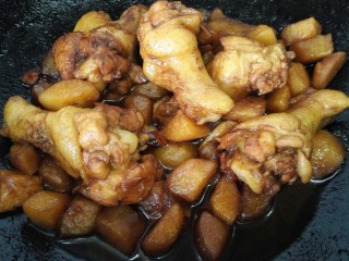 红烧土豆鸡翅根,煮致汁干入味上色即可出锅