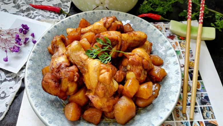 红烧土豆鸡翅根,拍上成品图，一盘美味的红烧土豆鸡翅根就完成了，小土豆夹杂着肉香特别美味。