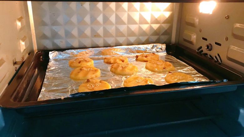 核桃酥,放入预热好的烤箱中层170度烤20分钟左右