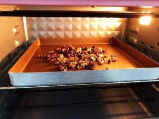 核桃酥,核桃仁放入烤箱里140度烤10分钟至香脆
