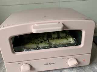 蒜香吐司条,送入预热好的烤箱，200度烤10分钟左右！大烤箱180度烤10分钟左右！