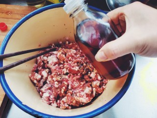 家常茴香猪肉水饺,适量香油，增加香味。