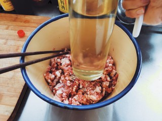 家常茴香猪肉水饺,加入适量食用油。