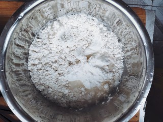 家常茴香猪肉水饺,将水加入面粉中。