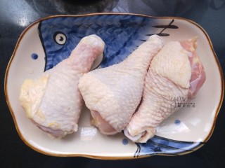 照烧鸡腿饭,准备鸡腿三个，（那种大的琵琶腿更好）解冻后洗干净。