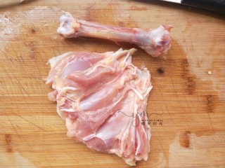 照烧鸡腿饭,用刀从中间划开。然后剔掉骨头。
