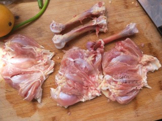 照烧鸡腿饭,把三个鸡腿的骨头都剔掉。