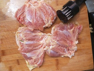 照烧鸡腿饭,用松肉针在鸡肉的正反面都扎一些小孔，更好入味。没有松肉针用几根牙签也可以。