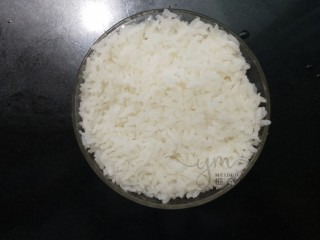 照烧鸡腿饭,焖好的米饭，用一个小碗盛好，稍微压平。