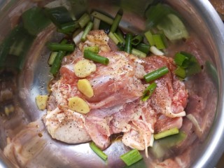 照烧鸡腿饭,最后撒一些黑胡椒。用手抓匀腌制20分钟。
