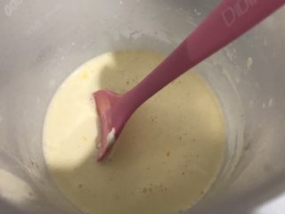 葡式水果蛋挞,再加入淡牛奶、糖、蛋黄液搅拌均匀，蛋挞液完成。