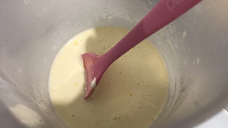 葡式水果蛋挞,再加入淡牛奶、糖、蛋黄液搅拌均匀，蛋挞液完成。