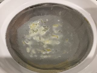 葡式水果蛋挞,蛋挞液过滤一下(滤去分离蛋黄时的蛋清，口感更细滑）