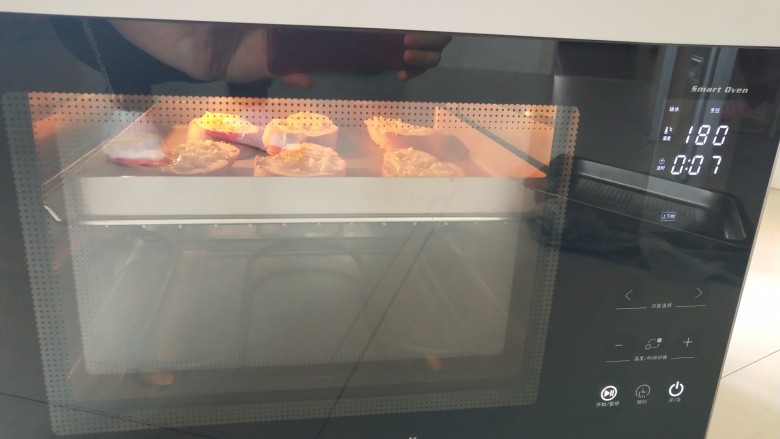 蒜香法棍鸡肉沙拉,长帝蒸烤箱启动上下火烘烤模式，180度烤10分钟。
