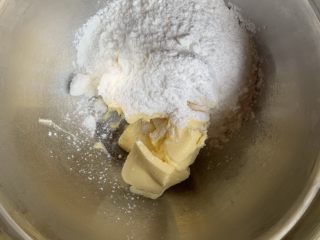 玛格丽特,黄油中+糖粉和盐，手抽搅匀防止糖粉飞溅
