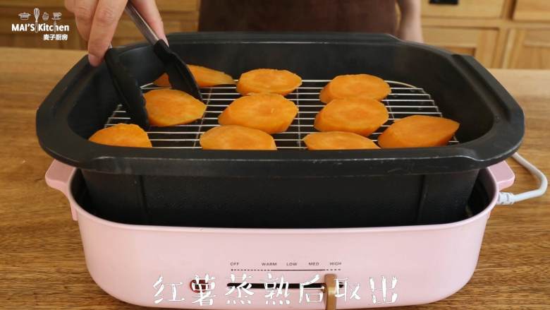 红薯燕麦华夫碗~ 低脂健康,红薯使用蒸锅蒸熟取出，压成泥。