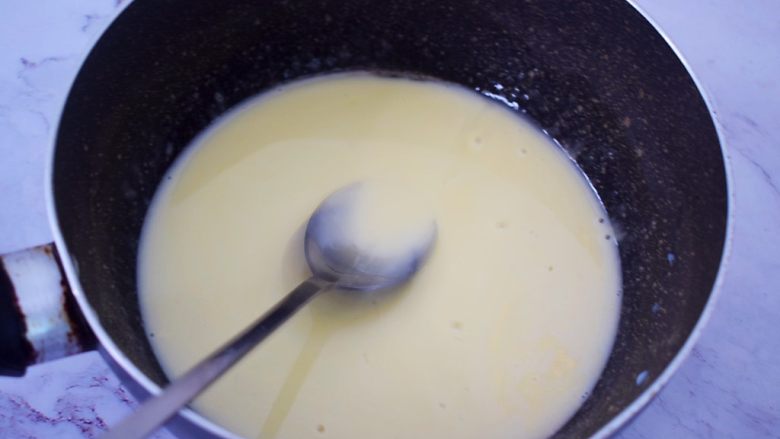 熔岩乳酪吐司,放到炉上，小火加热至白糖、芝士片完全融化