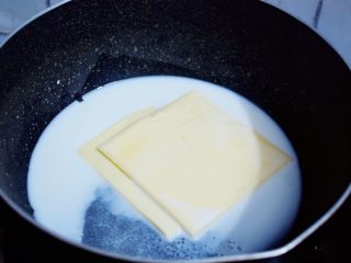 熔岩乳酪吐司,将纯牛奶倒入奶锅中，加入白糖，放入芝士片