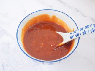 三汁焖锅,取一个干净的碗，把酱汁材料加入碗中调成酱汁备用