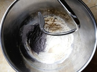 奶香黑米吐司,除黄油以外所有食材倒入厨师机（先液体再粉类，盐和酵母分开放）