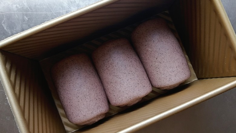 奶香黑米吐司,依次放入吐司盒，放置在温暖处进行发酵