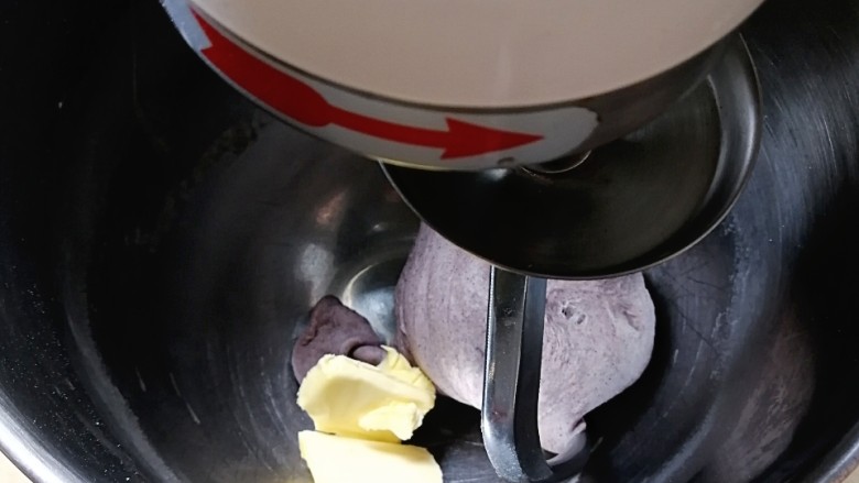 奶香黑米吐司,丢入切小块软化的黄油