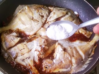 酱焖银鲳鱼,放入煎好的银鲳鱼，再放入白糖，小火炖三分钟翻面再炖三分钟