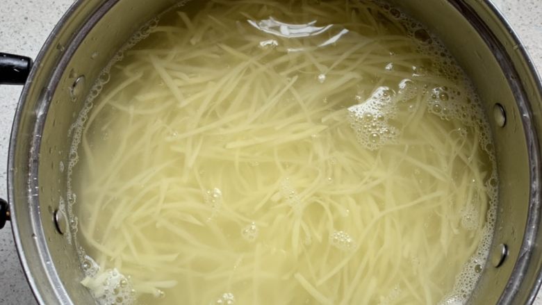 酸辣土豆丝,擦成细丝，刀工好的随意哈，多洗几遍去除淀粉