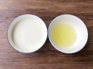 干贝苦瓜羹,把淀粉放入碗里，倒入适量水调成水淀粉，把一个蛋清打入碗里待用（只要蛋清，蛋黄不要）。